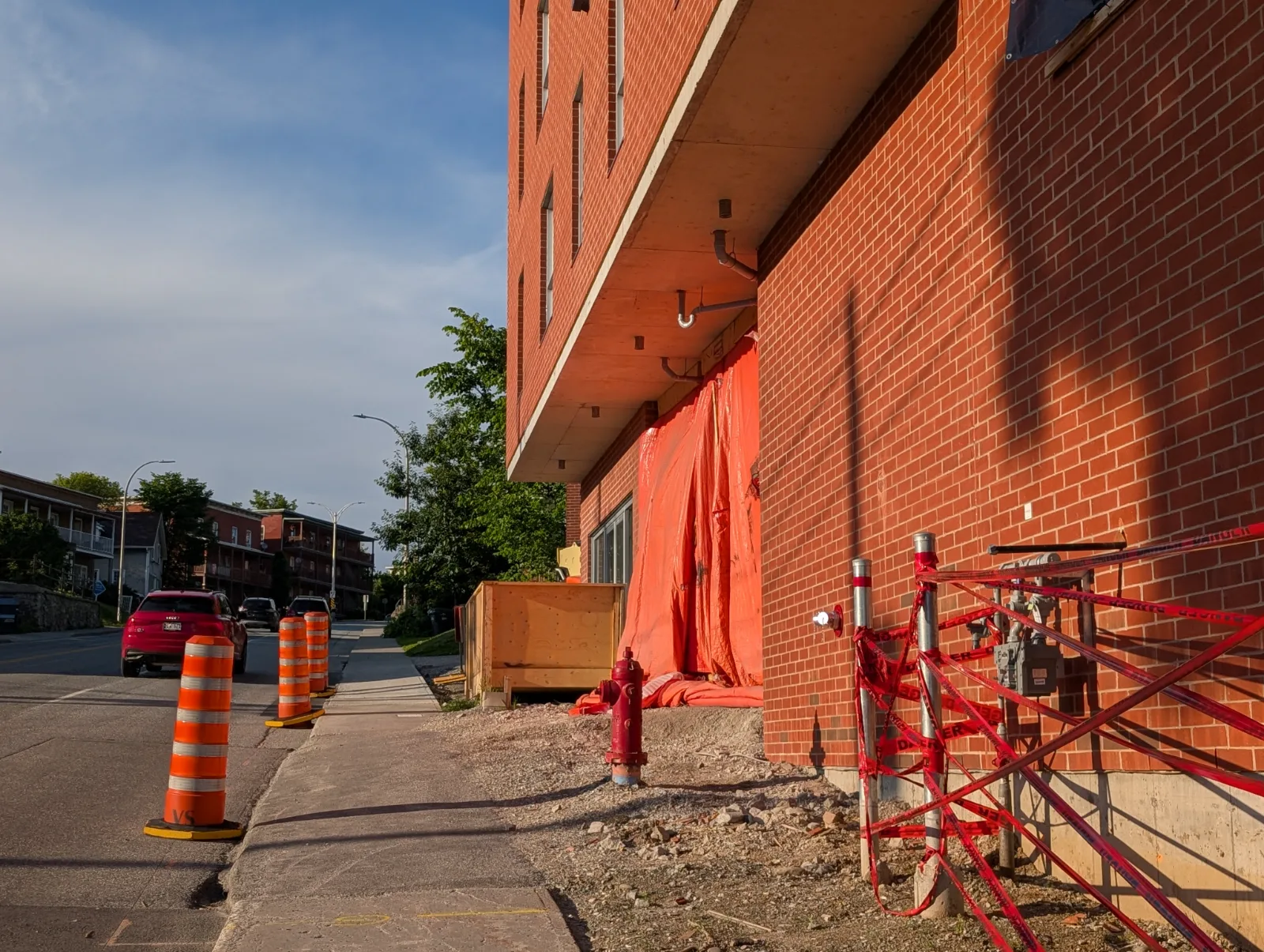 L'ouverture de garage bâchée et l'entrée principale du Citéa, côte à côte sur le trottoir de King Est