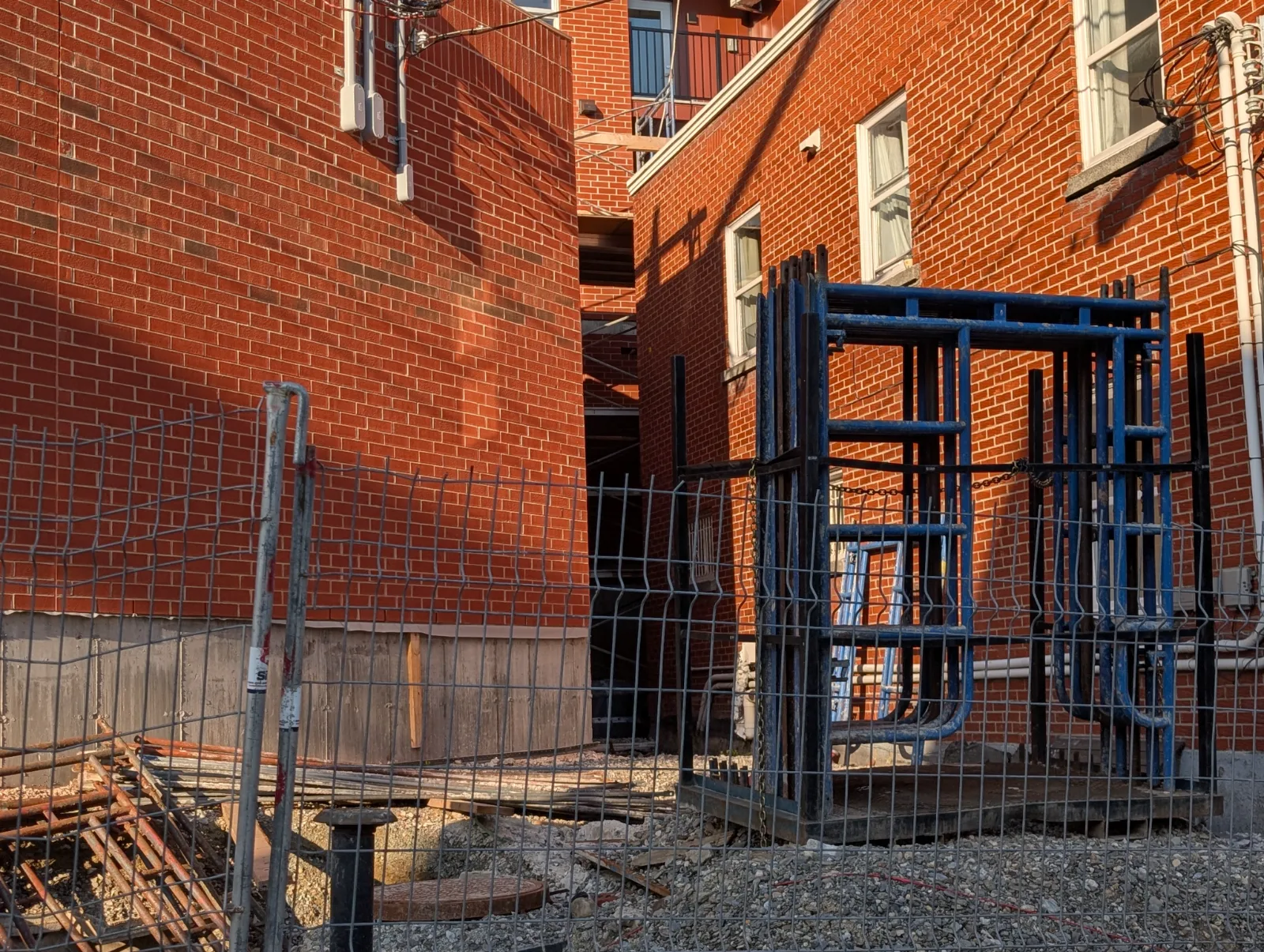 L'interstice étroit entre le Citéa et l'immeuble voisin, encombré d'échafauds et de tuyaux