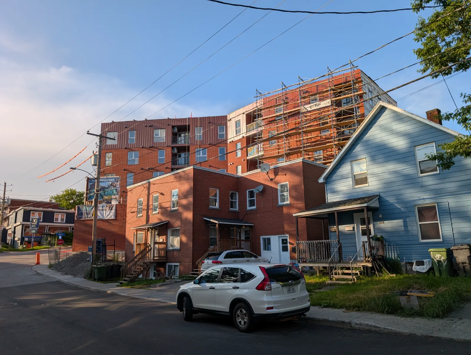 Le Citéa de six étages surplombant les maisons basses et le bâti existant du voisinage