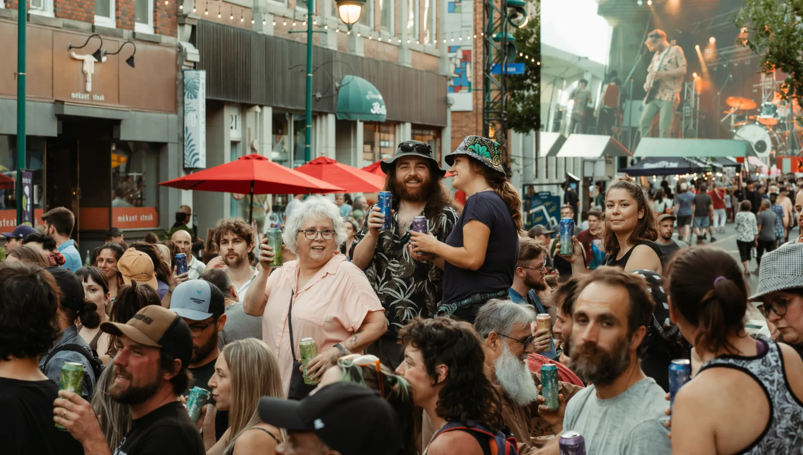 Foule de festival au centre-ville, canettes d'eau à la main