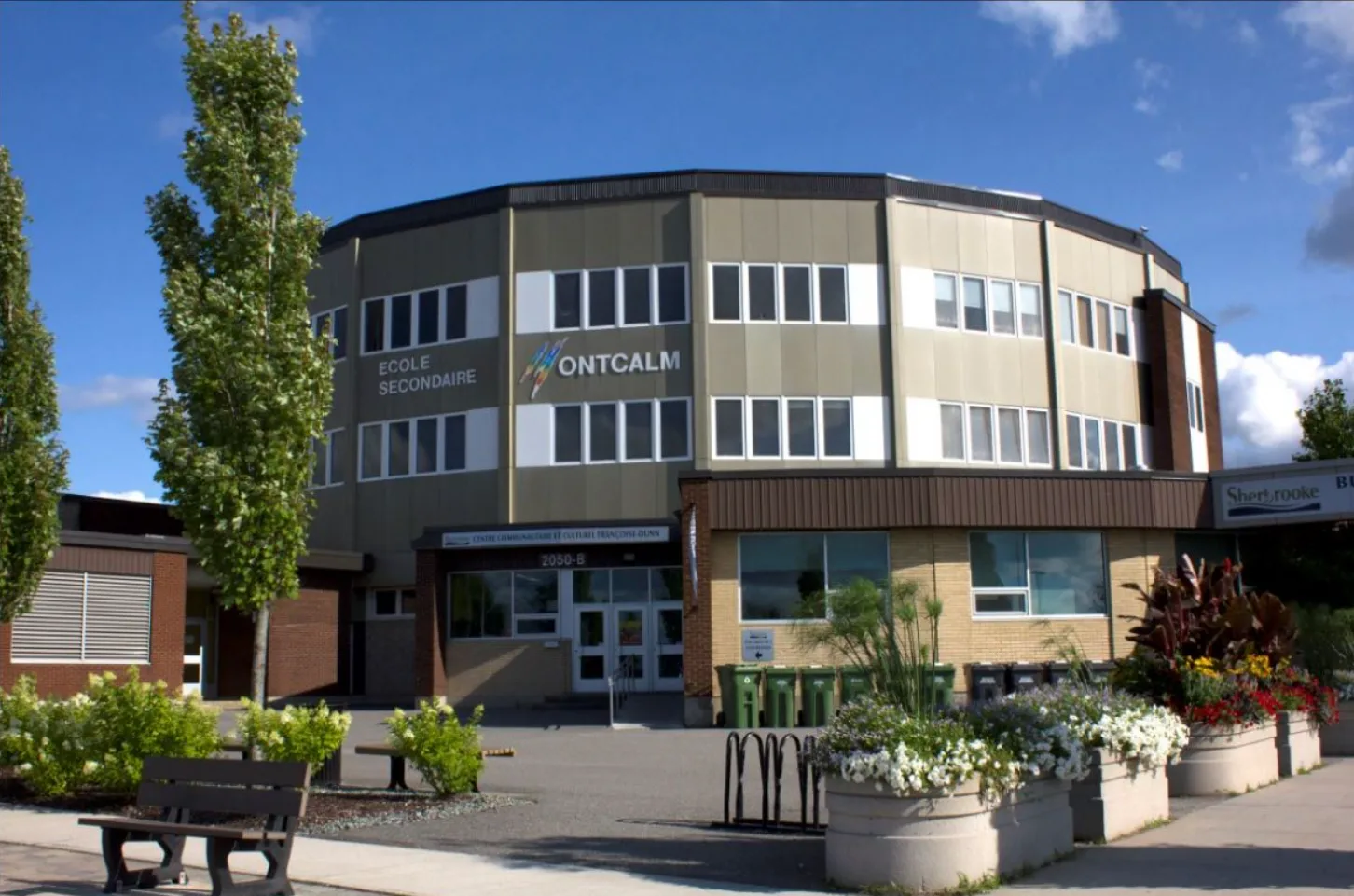 Ils étaient dans la cour quand on a promis l'école. Ils sortent l'an prochain.